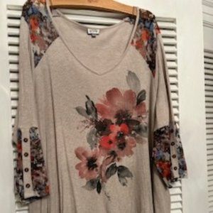 Discount Shipping! Avenue Brand, Size 26/28, Beautiful trendy tunic! Like new!